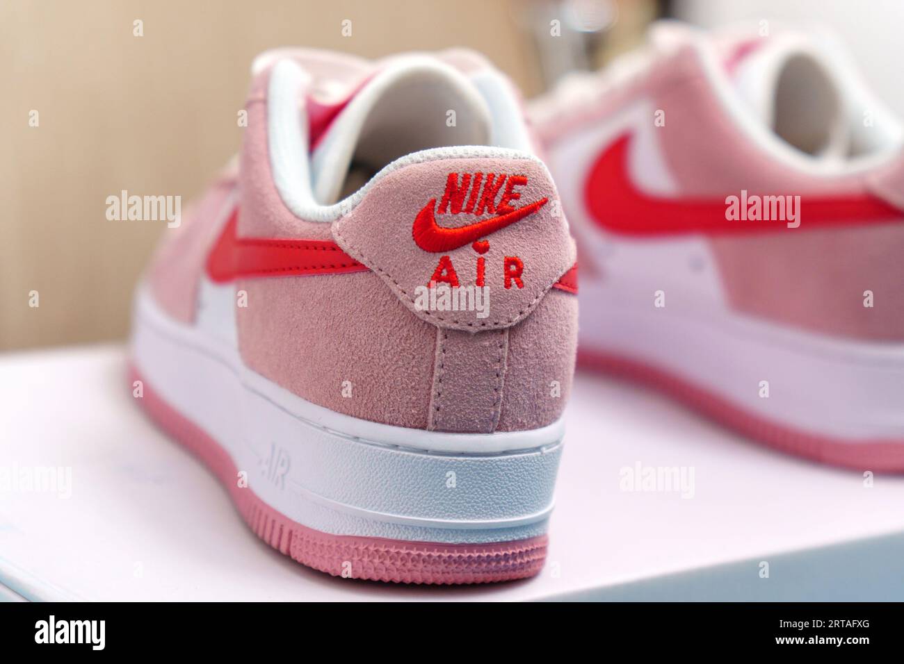 Nike air force logo rosa discount