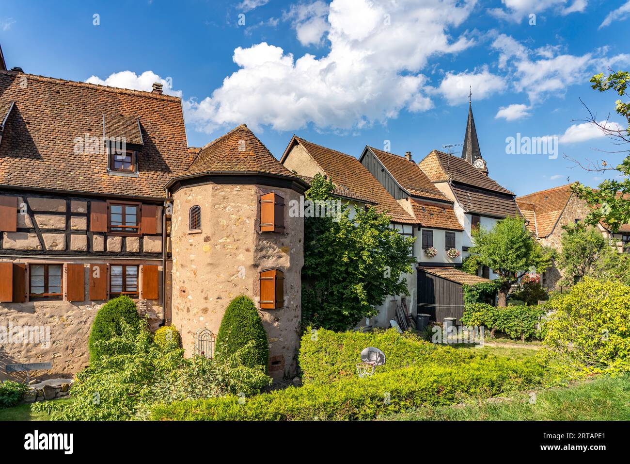 Fachwerkhäuser an der Stadtmauer in Bergheim, Elsass, Frankreich  |  half-timbered buildings at the city wall in Bergheim, Alsace, France Stock Photo