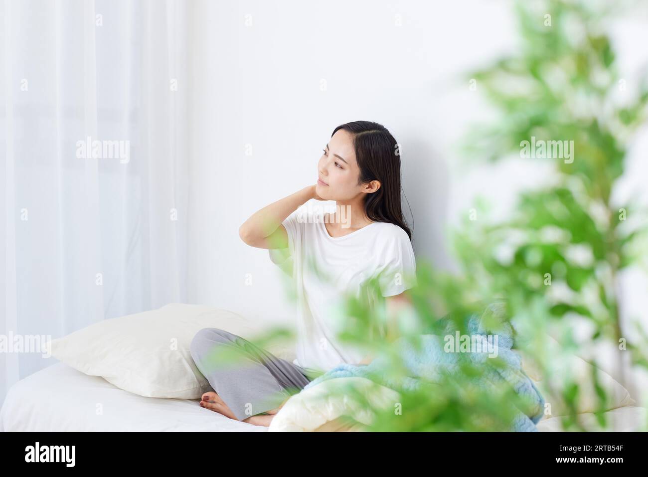 Asian woman sitting cross legged in hi-res stock photography and images ...