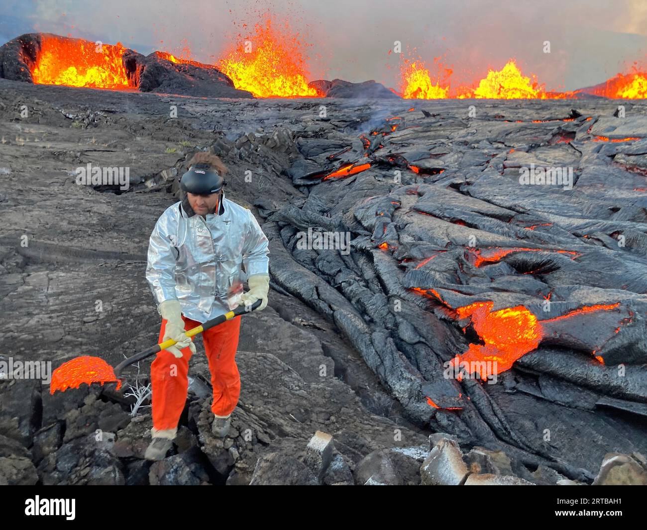 Kilauea United States 11th Sep - Kilauea United States 11th Sep 2023 Hawaiian Volcano Observatory Geologists Wearing Protective Equipment Take Samples Inside The Kilauea Caldera Summit At Hawaii Volcanoes National Park September 11 2023 In Kilauea Hawaii The Volcano One Of The Most Active On Earth Began Erupting After A Two Month Long Pause Credit Matthew Patrickusgsalamy Live News 2RTBAH1 