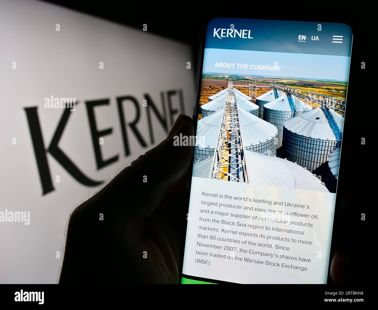Person holding cellphone with webpage of Ukrainian company Kernel