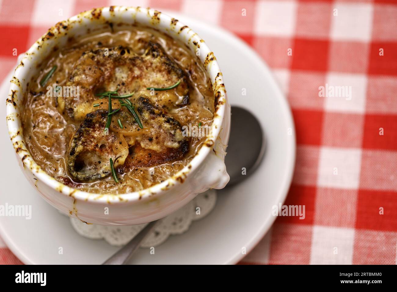 French Onion Soup (Soupe à l'Oignon Gratinée) Stock Photo