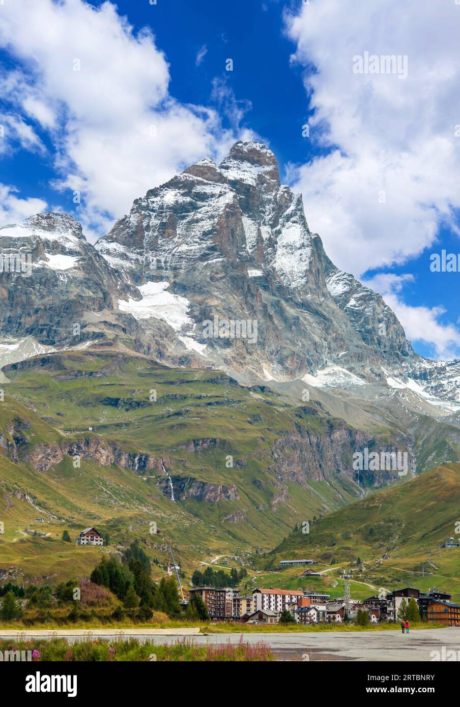 Breuil-Cervinia (Italy) - A view of Cervinia mountain town with Cervino mount peak of Alps, trekking paths and Lago Blu touristic lake, Valle d'Aosta Stock Photo