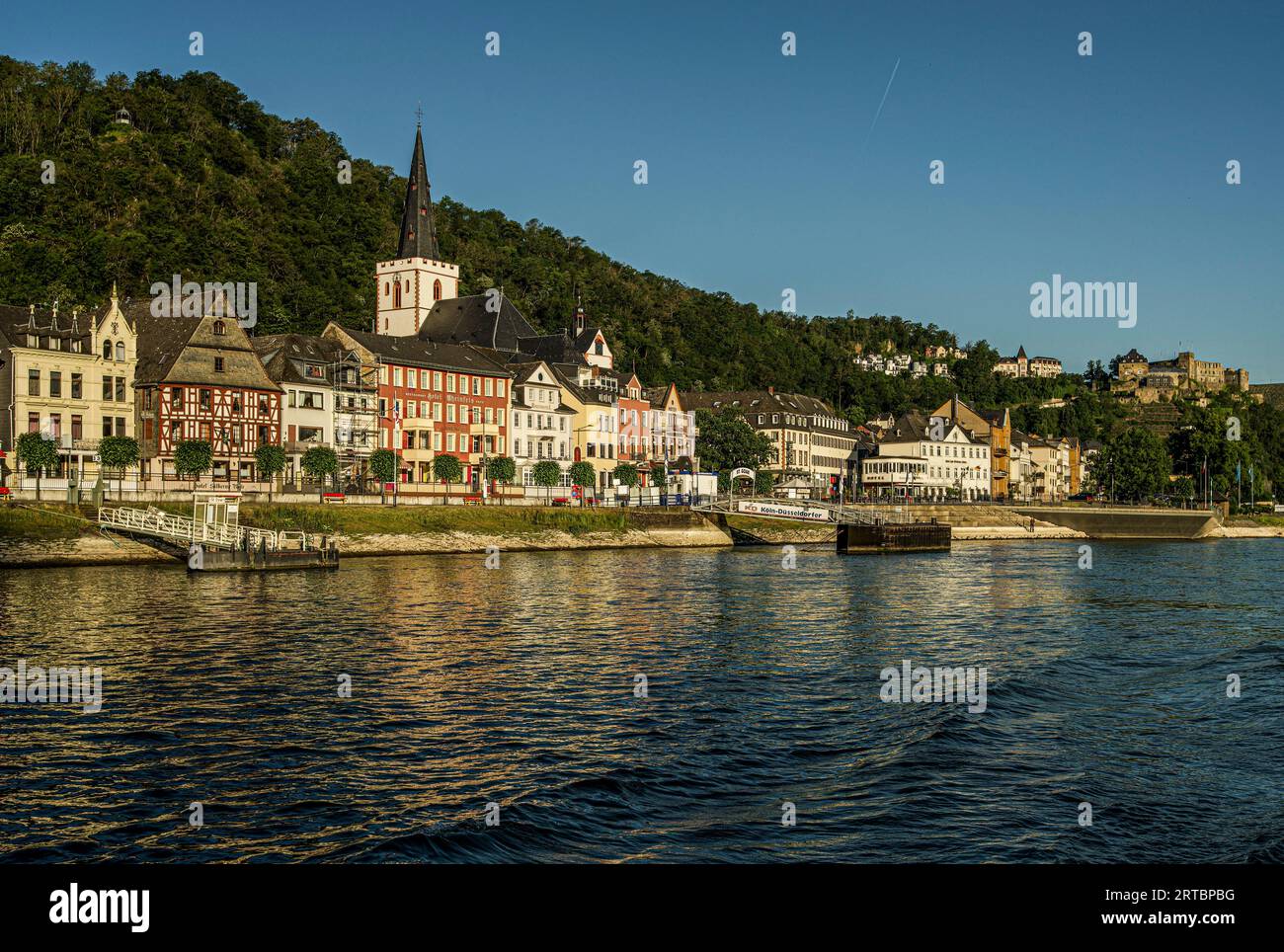 Old town of St. Goar in the morning light, Rheinfels Castle in the ...