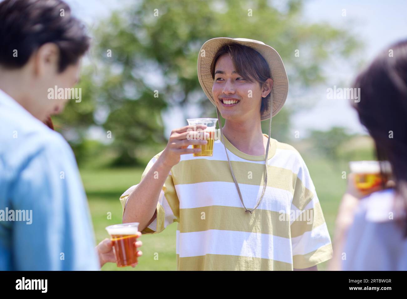 Friendly young men drinking hi-res stock photography and images - Alamy