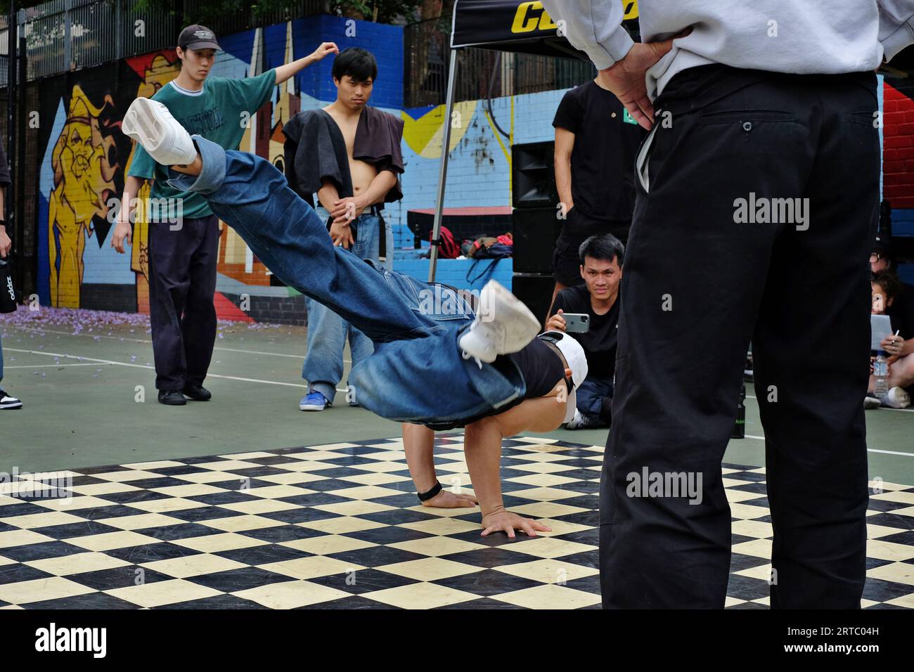 Critical Move - Breakdancing performances, competition and battles on the basketball courts of  Woolloomooloo, Sydney Stock Photo