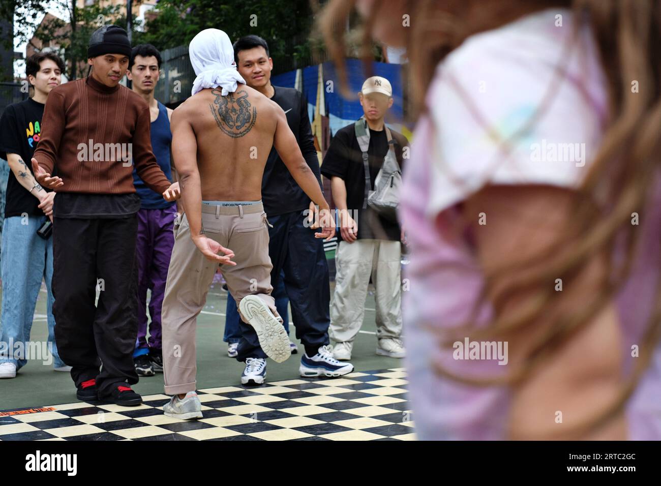 A dramatic faceoff between two break-dancers during a Battle competition at Woolloomoolivin' on the basketball courts of  Woolloomooloo, Sydney Stock Photo