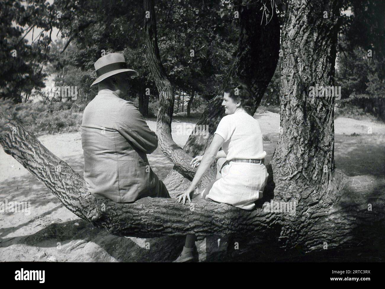 1940s couple man woman sitting hi-res stock photography and images - Alamy