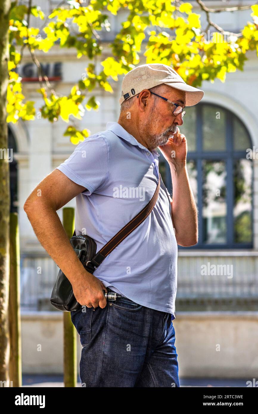 Older man using smartphone - Tours, Indre-et-Loire (37), France. Stock Photo