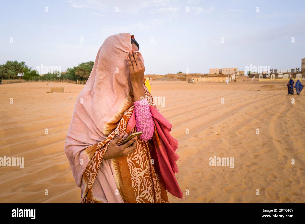 Mauritania, Adrar region, Chinguetti, young woman Stock Photo