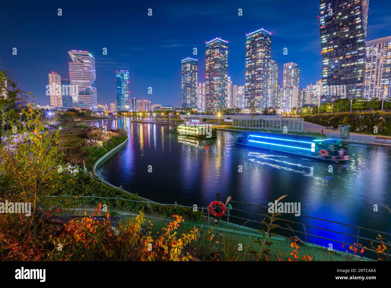 Beautifully lit skyscraper hi-res stock photography and images - Alamy