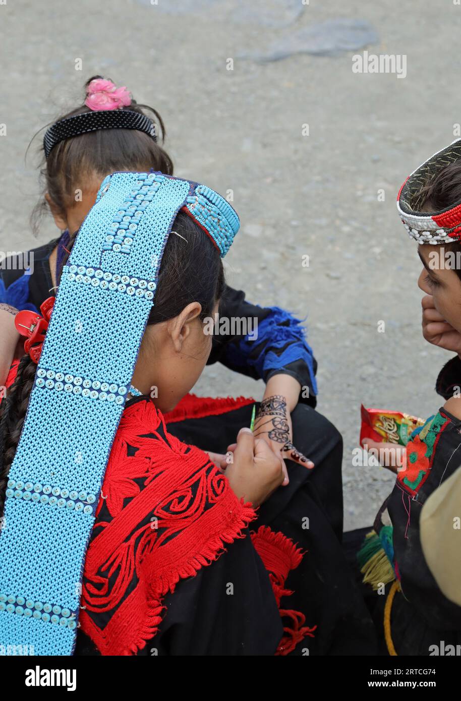 Kalash girls preparing for the Uchal Summer Festival Stock Photo - Alamy