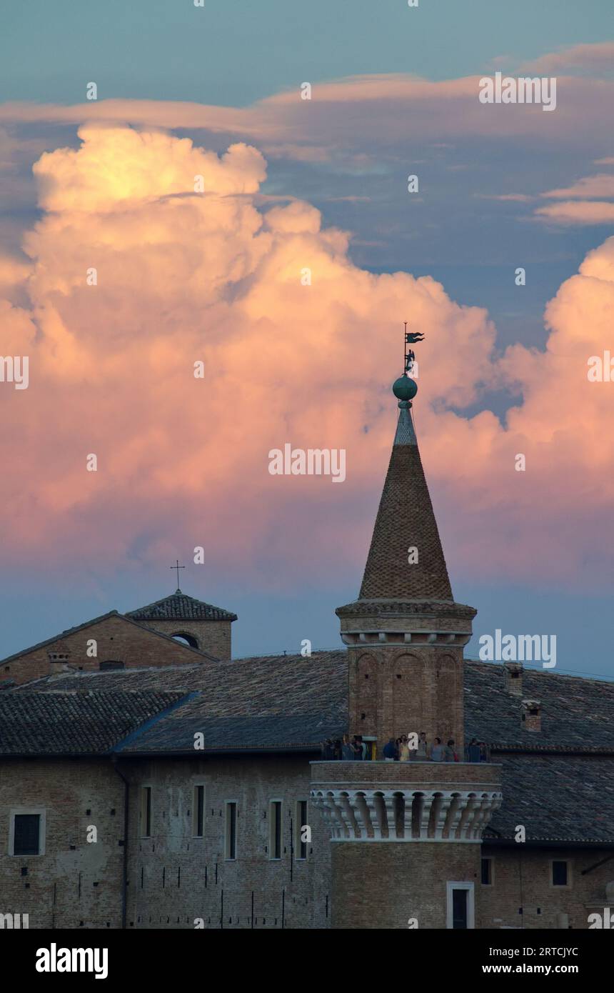 turisti sul torricino nord del Palazzo Ducale di Urbino Stock Photo
