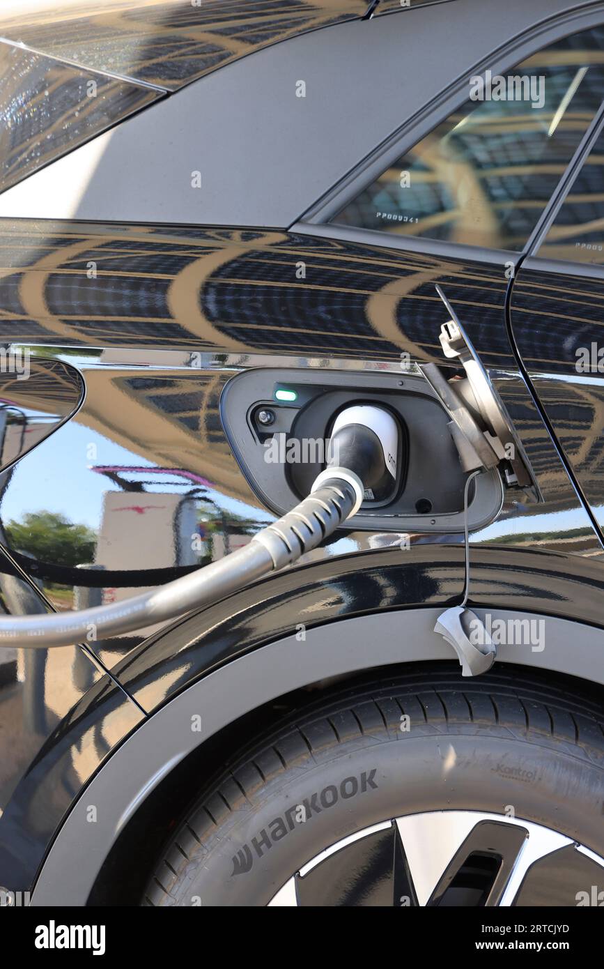 Electric vehicle charging station for a lowcarbon highway. Travel