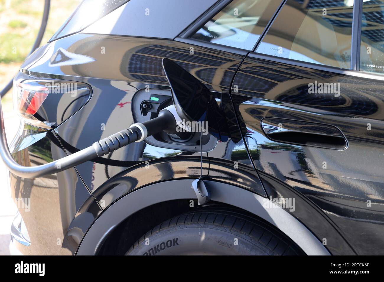 Electric vehicle charging station for a lowcarbon highway. Travel