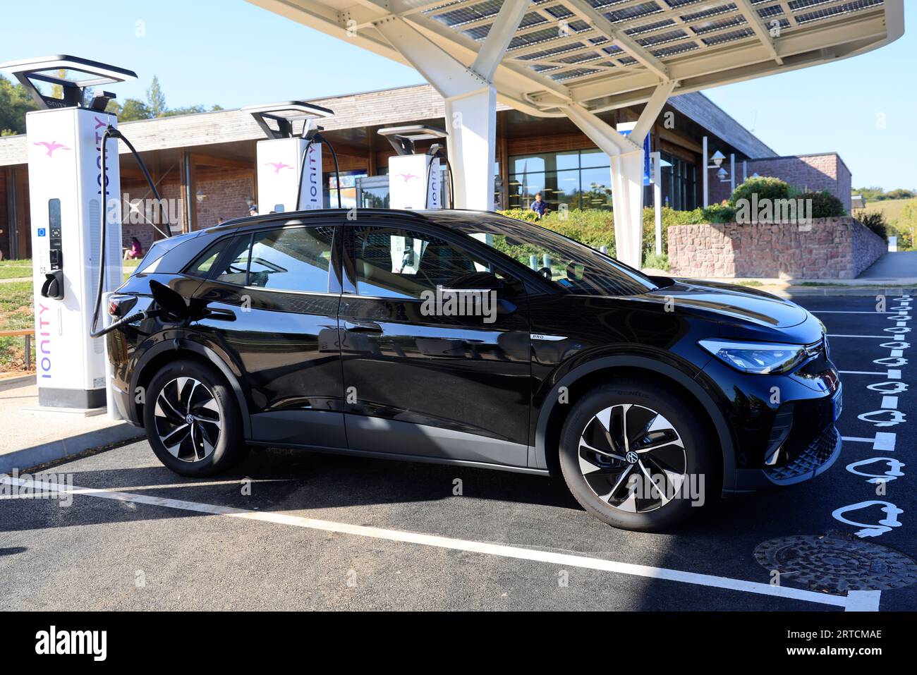 Electric vehicle charging station for a lowcarbon highway. Travel