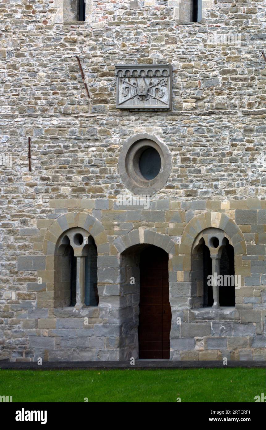 particolare di una porta e due finestre medievali Stock Photo