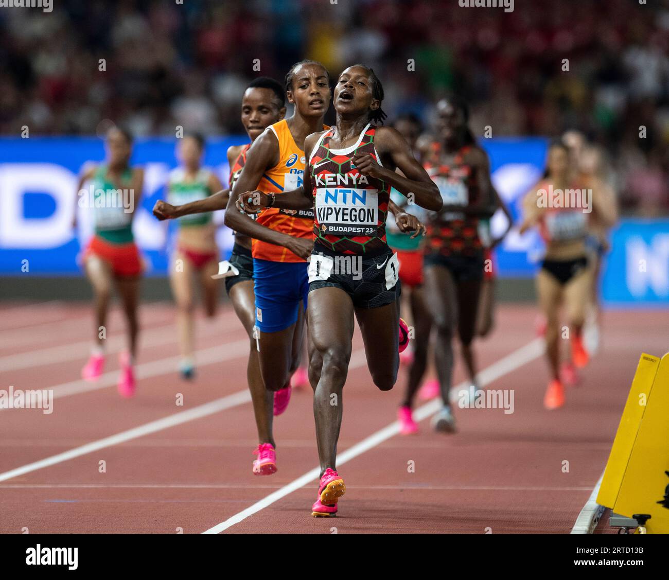 sifan-hassan-of-the-netherlands-and-faith-kipygon-of-kenya-competing-in