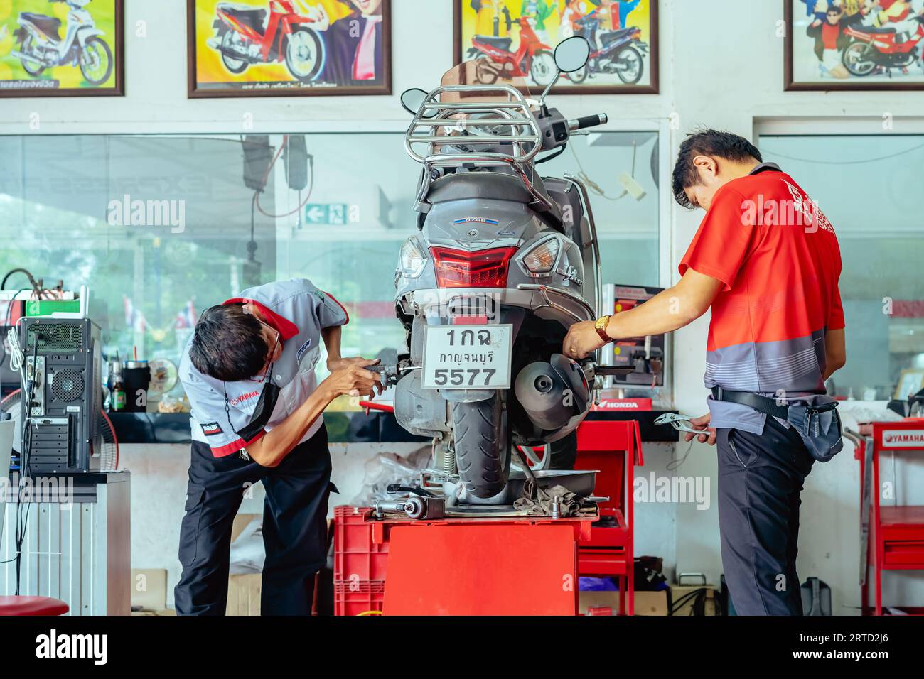 KANCHANABURI-THAILAND, JULY 20 ,2023 : Yamaha motorcycle authorized workshop and sales center. Technician repairs yamaha motorcycle at LoHengMong repa Stock Photo