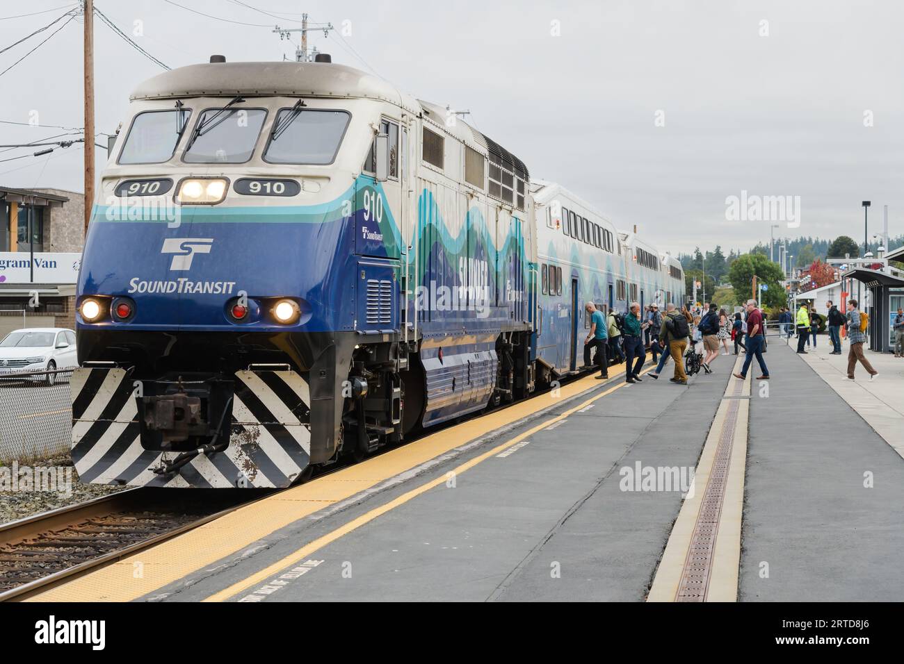 edmonds-wa-usa-september-11-2023-commuters-board-southbound-sound