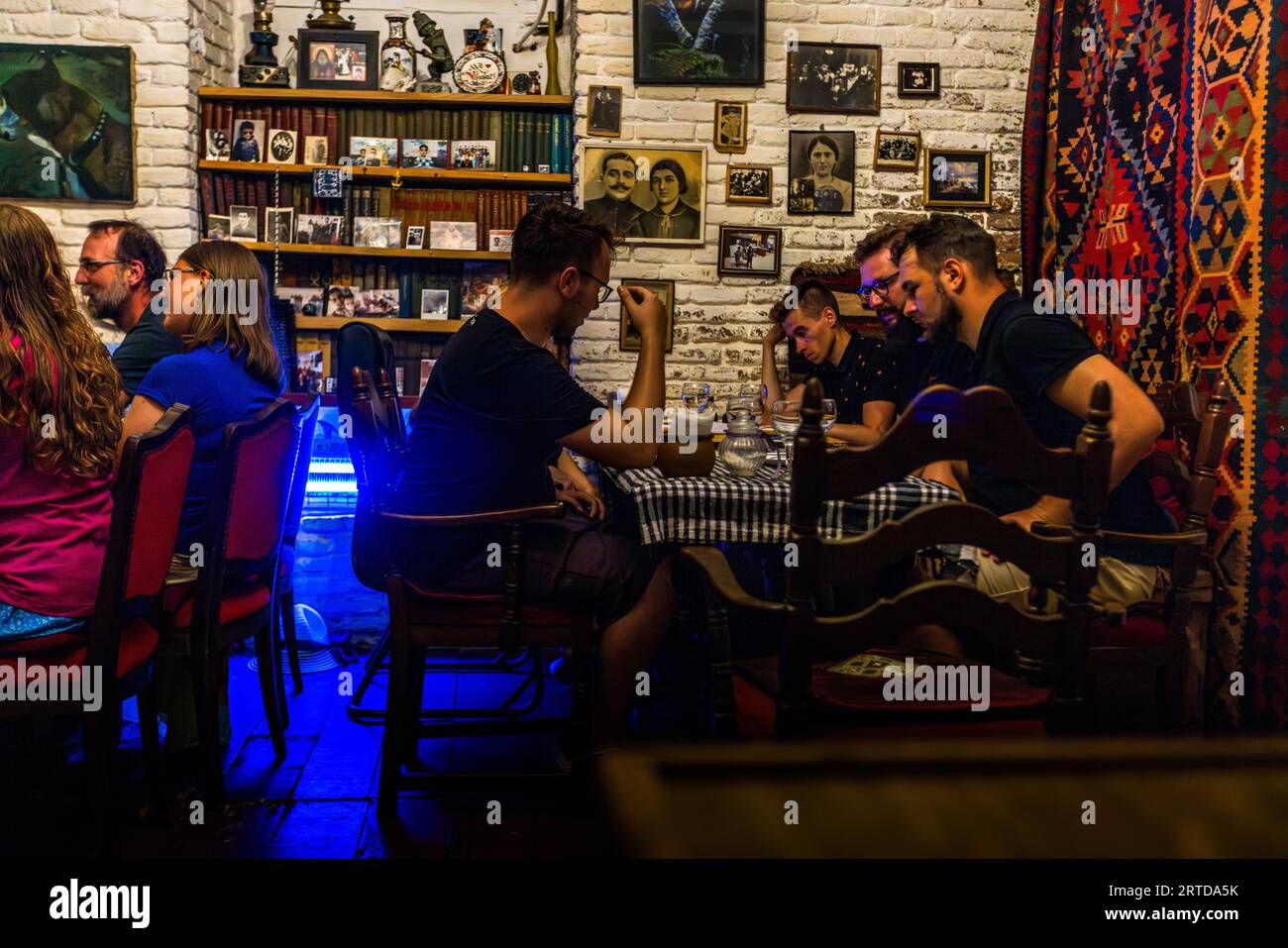 Evening atmosphere at the Nikolozi restaurant in Tbilisi (34 Anton Katalikosi Street): Run by the owners Dodo – a former professional footballer – and Beso, the restaurant is known for its handwritten menu, its own wine and an interior decorated with old books, family photos and Georgian kilim rugs. Payment is by cash only. Anton Katalikos Street, Kala, Ortachala, Krtsanisi District, Tbilisi, 0108, Georgia Stock Photo