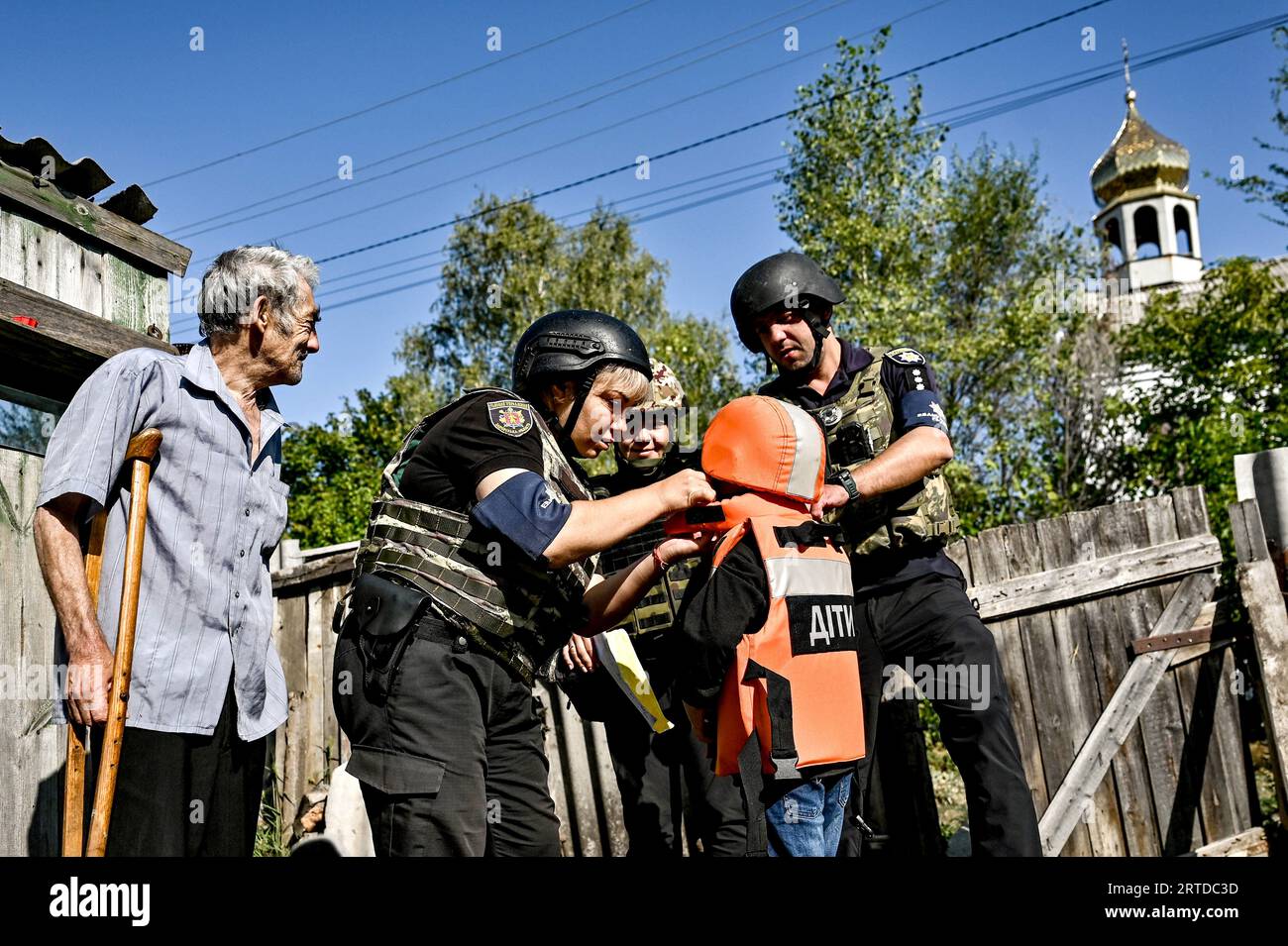 Family evacuation hi-res stock photography and images - Alamy
