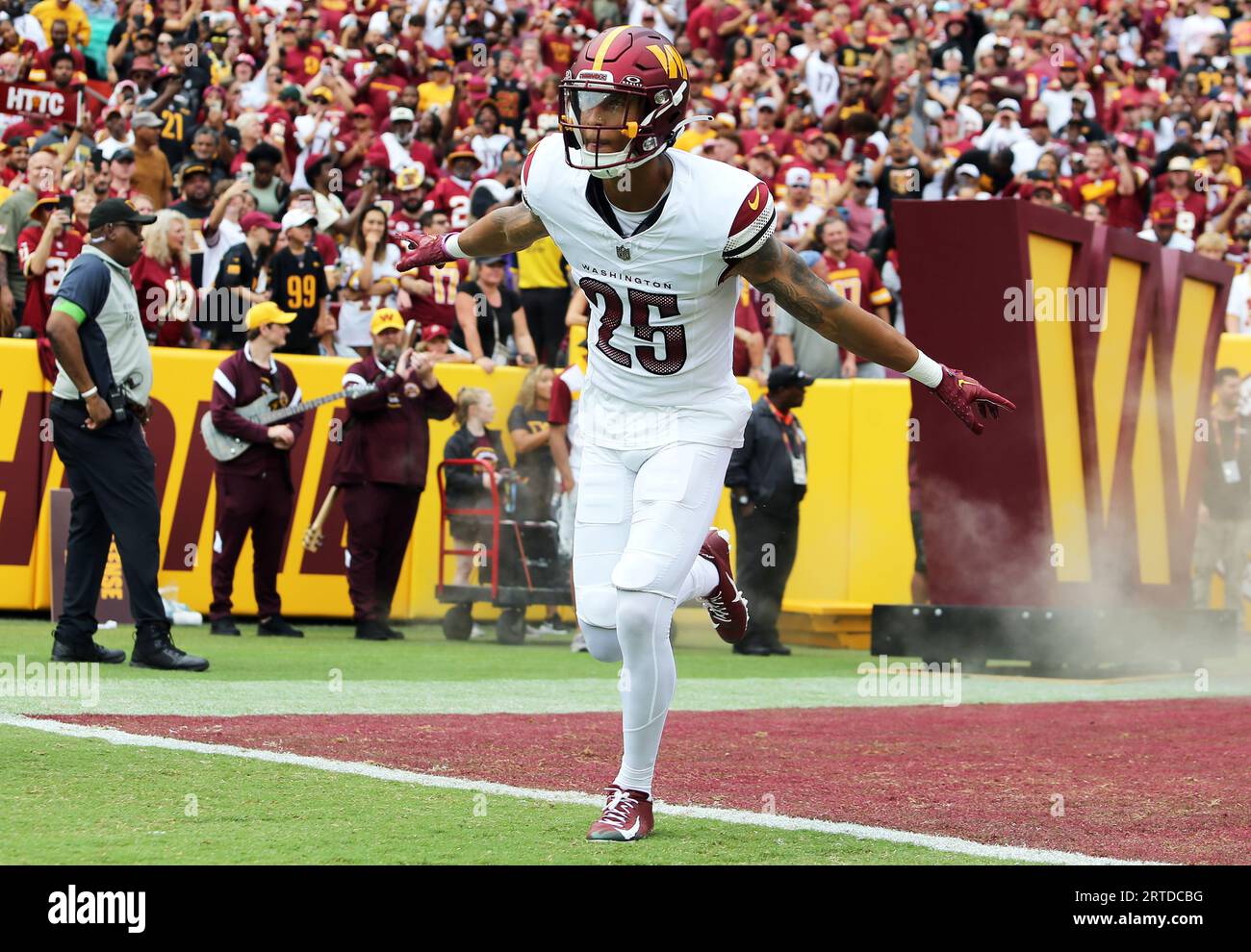 Washington Commanders cornerback Benjamin St-Juste (25) is introduced  before an NFL football game against the Arizona Cardinals, Sunday,  September 10, 2023 in Landover, Maryland. (AP Photo/Daniel Kucin Jr Stock  Photo - Alamy