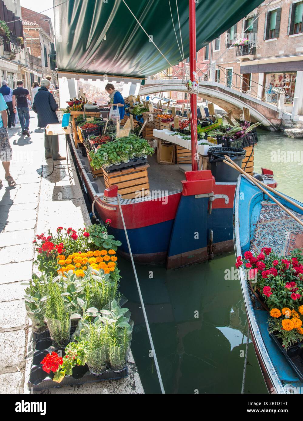 Canal market afloat Stock Photo - Alamy