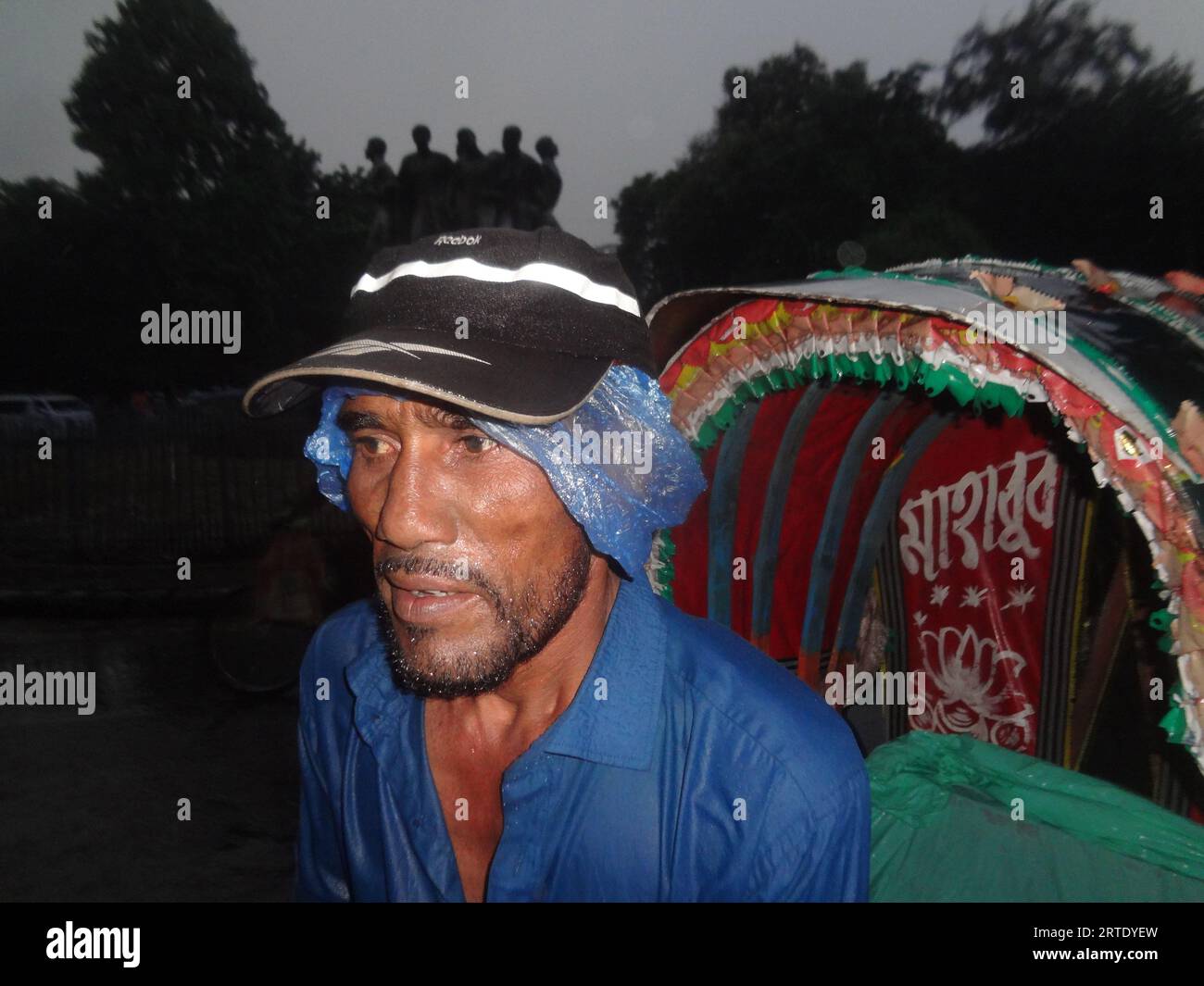 Hasan Reksha Dhaka, Bangladesh. 13th Sep, 2023. A rickshaw puller covered his head ...