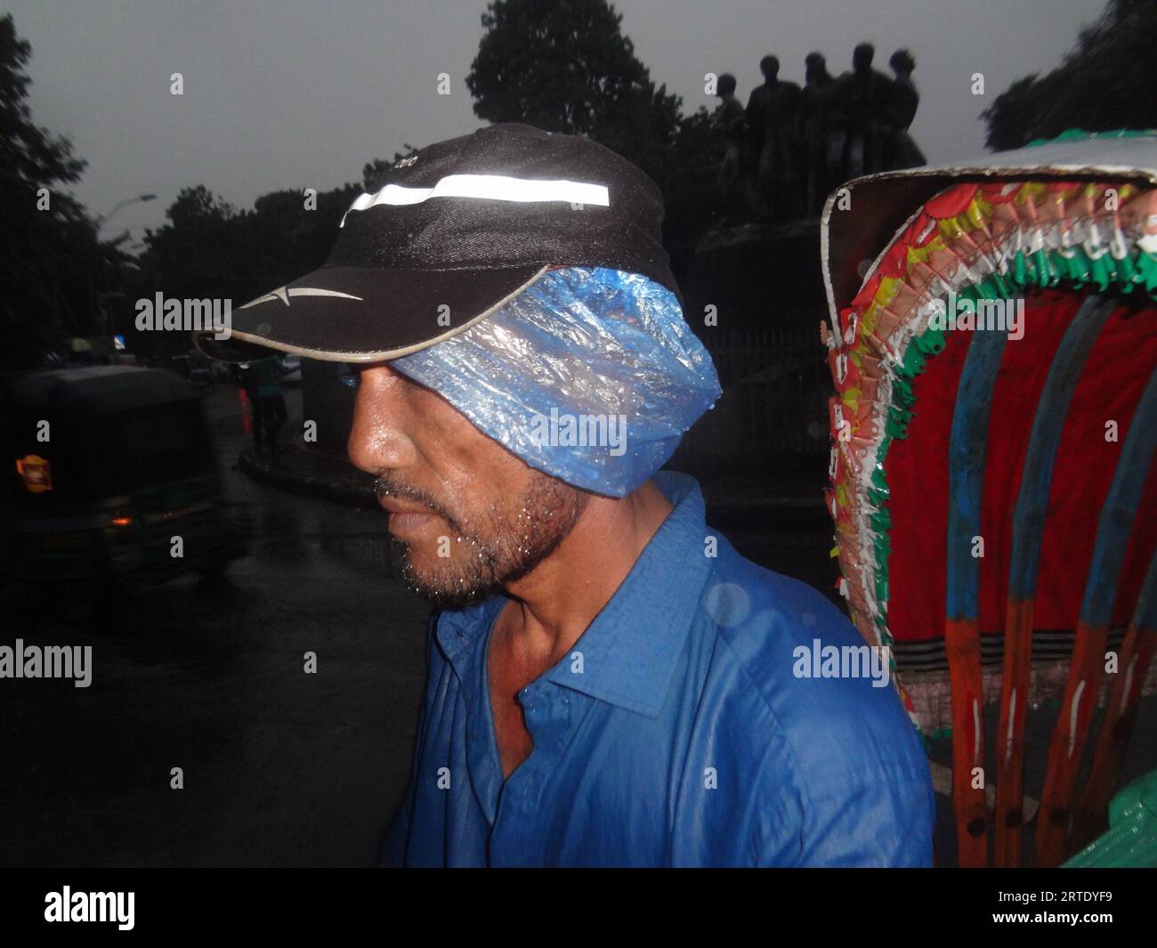 Hasan Reksha Dhaka, Bangladesh. 13th Sep, 2023. A rickshaw puller covered his head ...