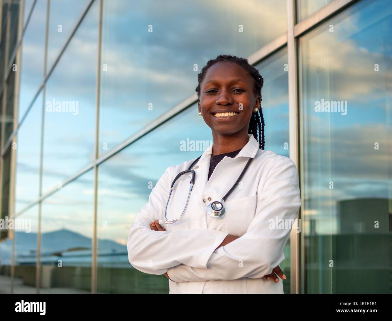 Hospital building female nurse hi-res stock photography and images - Alamy