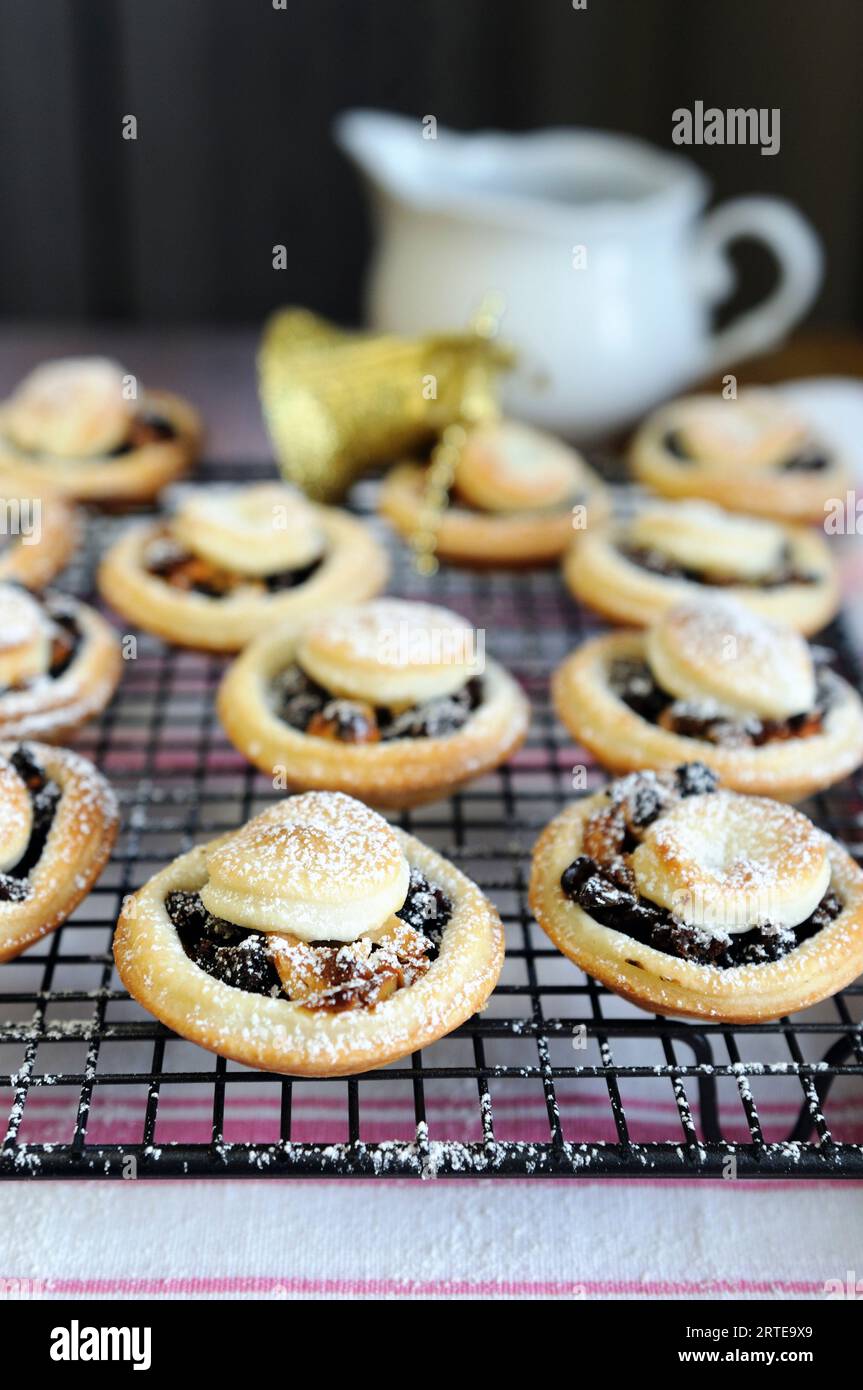 Mince pie traditional england hi-res stock photography and images - Alamy