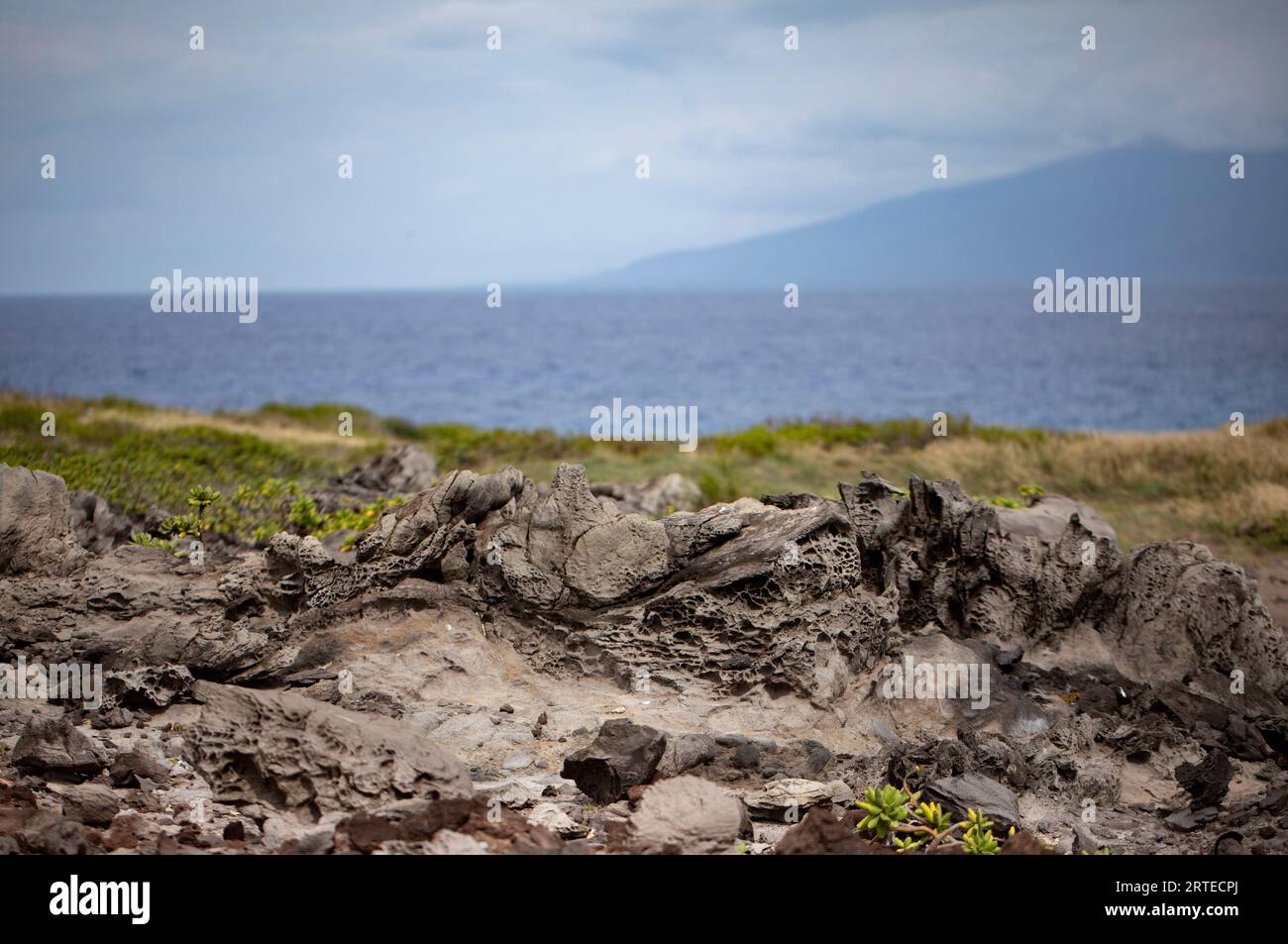 Lava rock shoreline hi-res stock photography and images - Alamy