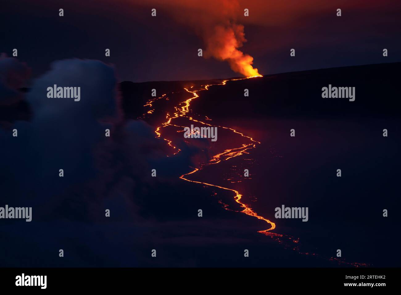 Spectacular view of the 2022 eruption and lava flow of Mauna Loa Volcano (Moku‘āweoweo, the world's largest active volcano) on the Big Island of Ha... Stock Photo