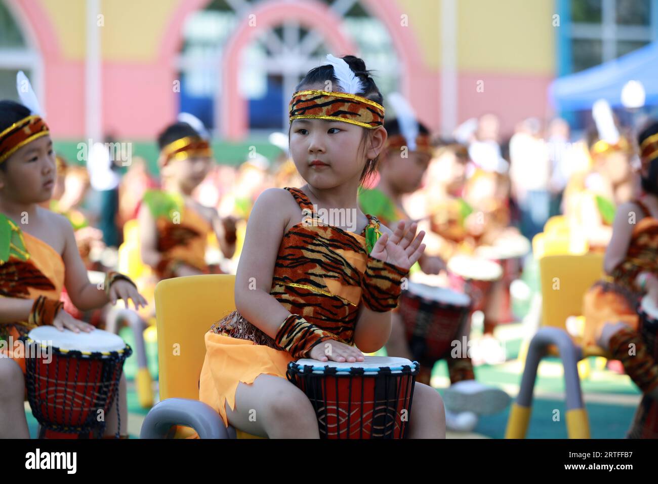 African children playing drum hi-res stock photography and images - Alamy
