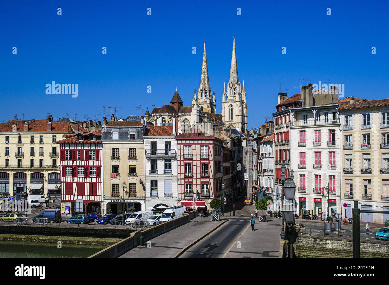 FRANCE. PYRENEES-ATLANTIQUES (64). BAYONNE. HOUSES ON THE QUAYS OF THE NIVE AND THE MARENGO BRIDGE. IN THE DISTANCE: SAINTE-MARIE CATHEDRAL Stock Photo