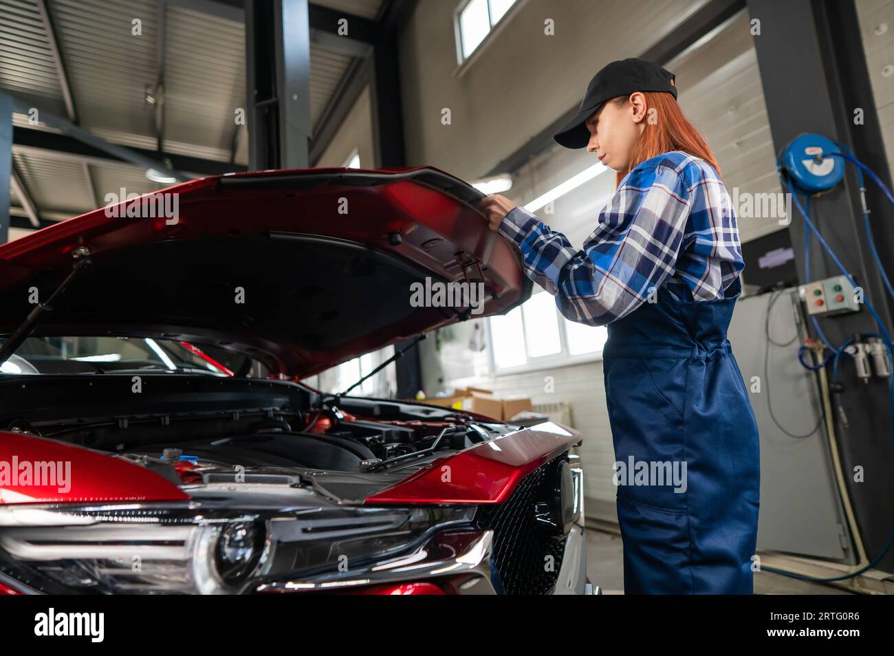 Female mechanic exhausted hi-res stock photography and images - Alamy