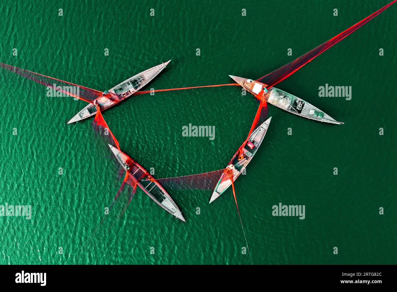 Bogra, Rajshahi, Bangladesh. 13th Sep, 2023. Fishermen stretch out an ...