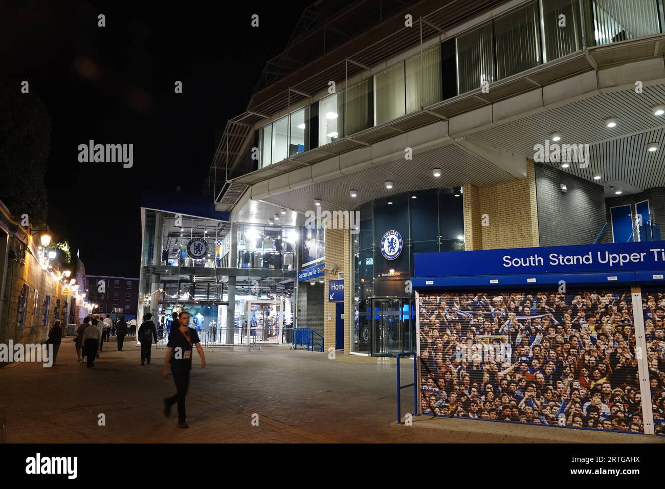 Fulham, London, UK.  9th September, 2023   Scenes at Stamford Bridge Stadium as Chelsea Football Club ÒLegendsÓ take on the ÒLegendsÕ of Europe - Bayern Munich FC - in a cancer charity match in remembrance of their past manager Gianluca Vialli. OPS:    VialliÕs wife, Catherine and his daughters, Olivia and Sofia watch opera singer Stuart Pendred, perform Nessun Dorma, which he also sang at their wedding. Stock Photo