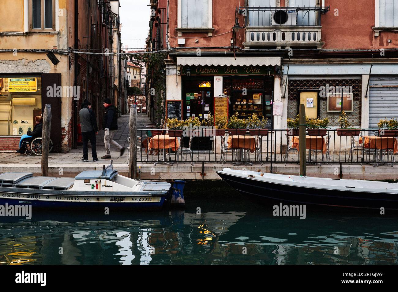 Quiet venice backstreet canal hi-res stock photography and images - Alamy