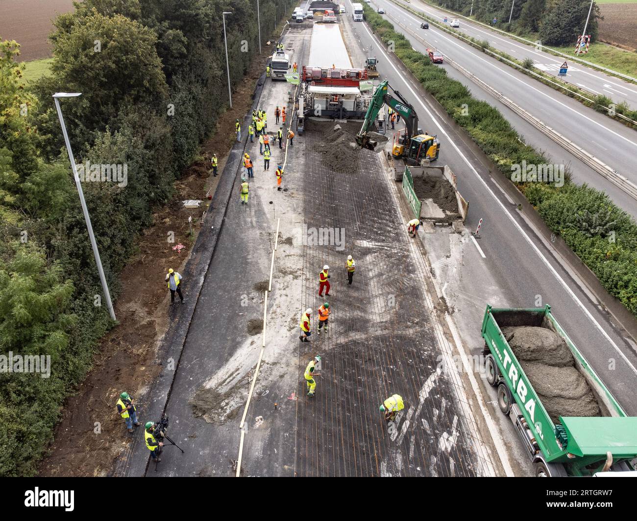 Daussoulx, Belgium. 13th Sep, 2023. Illustration picture shows a press visit to the E411/A4 rehabilitation worksite between Daussoulx and Thorembais-Saint-Trond, in the motorway interchange, in the presence of Walloon Minister Henry, Wednesday 13 September 2023. BELGA PHOTO BRUNO FAHY Credit: Belga News Agency/Alamy Live News Stock Photo