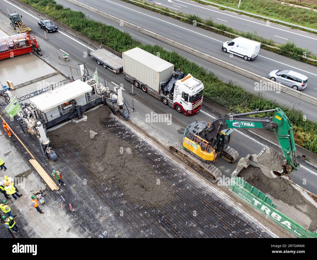 Daussoulx, Belgium. 13th Sep, 2023. Illustration picture shows a press visit to the E411/A4 rehabilitation worksite between Daussoulx and Thorembais-Saint-Trond, in the motorway interchange, in the presence of Walloon Minister Henry, Wednesday 13 September 2023. BELGA PHOTO BRUNO FAHY Credit: Belga News Agency/Alamy Live News Stock Photo