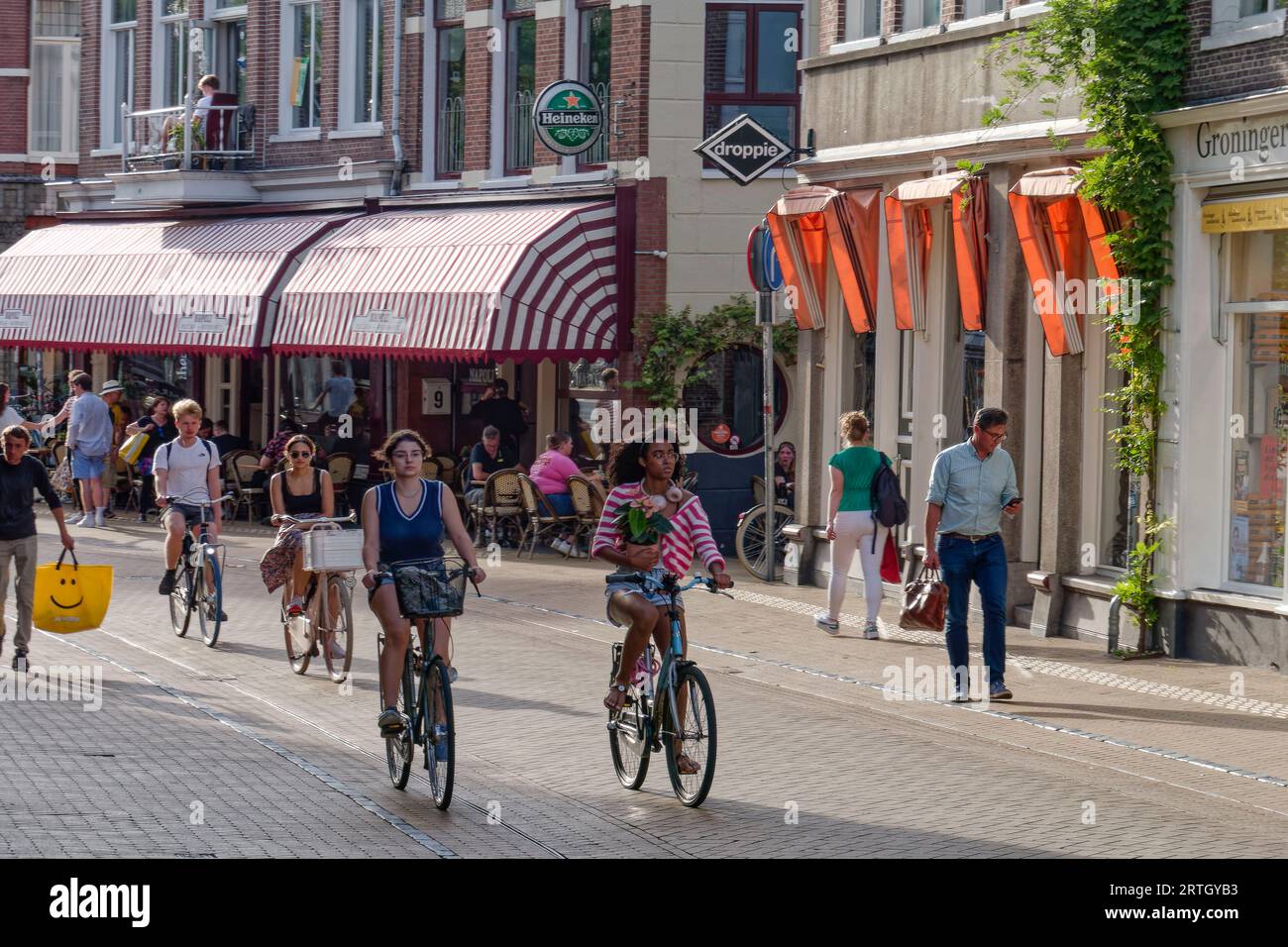 Radfahrer Astraat in Groningen, Provinz Groningen, Holland, Niederlande, Europa Stock Photo