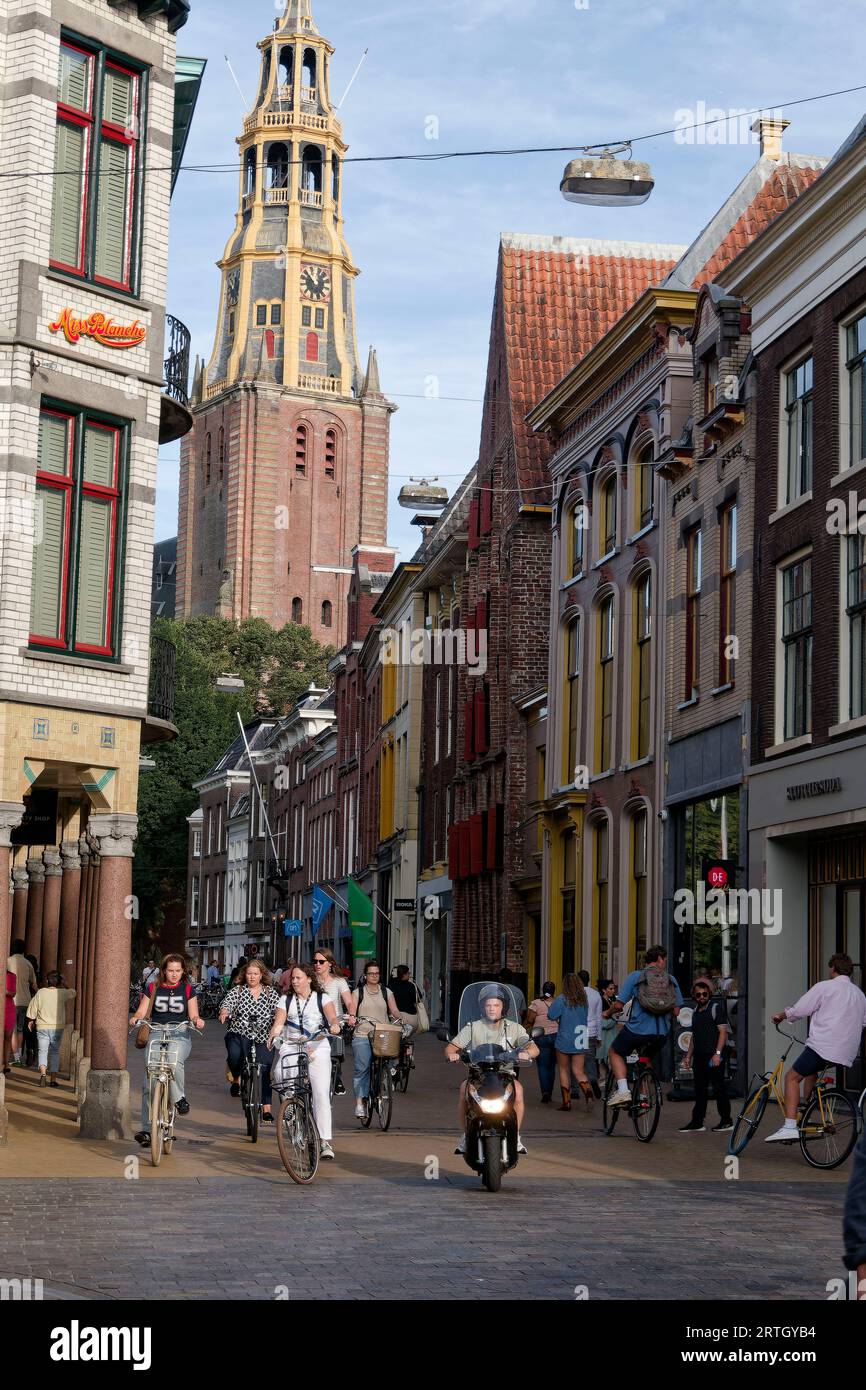 Radfahrer in der Brugstraat im historischen Zentrum von Groningen, Aa-kerk, Holland, Europa Stock Photo