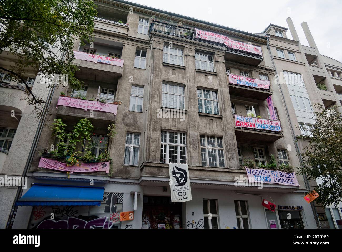 Mieterprotest gegen Verkauf der Immobilie an eine Hamburger Holding, Weichselstrasse 52, Spekulationsobjekt, Gentrifizierung, Verdrängung, Berlin-Neuk Stock Photo