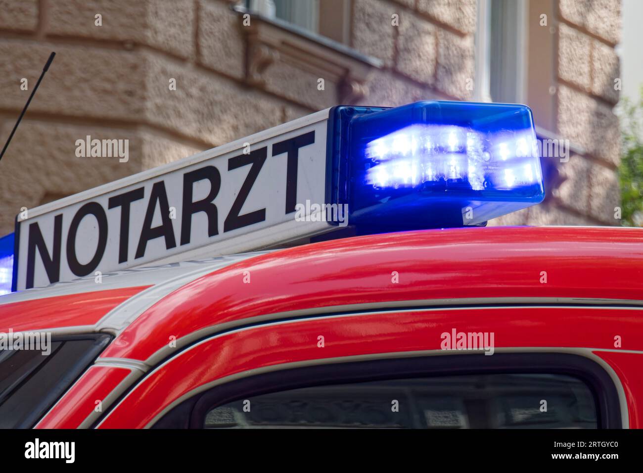 Notarzt Rettungswagen Feuerwehr Einsatzfahrt Mit Blaulicht 