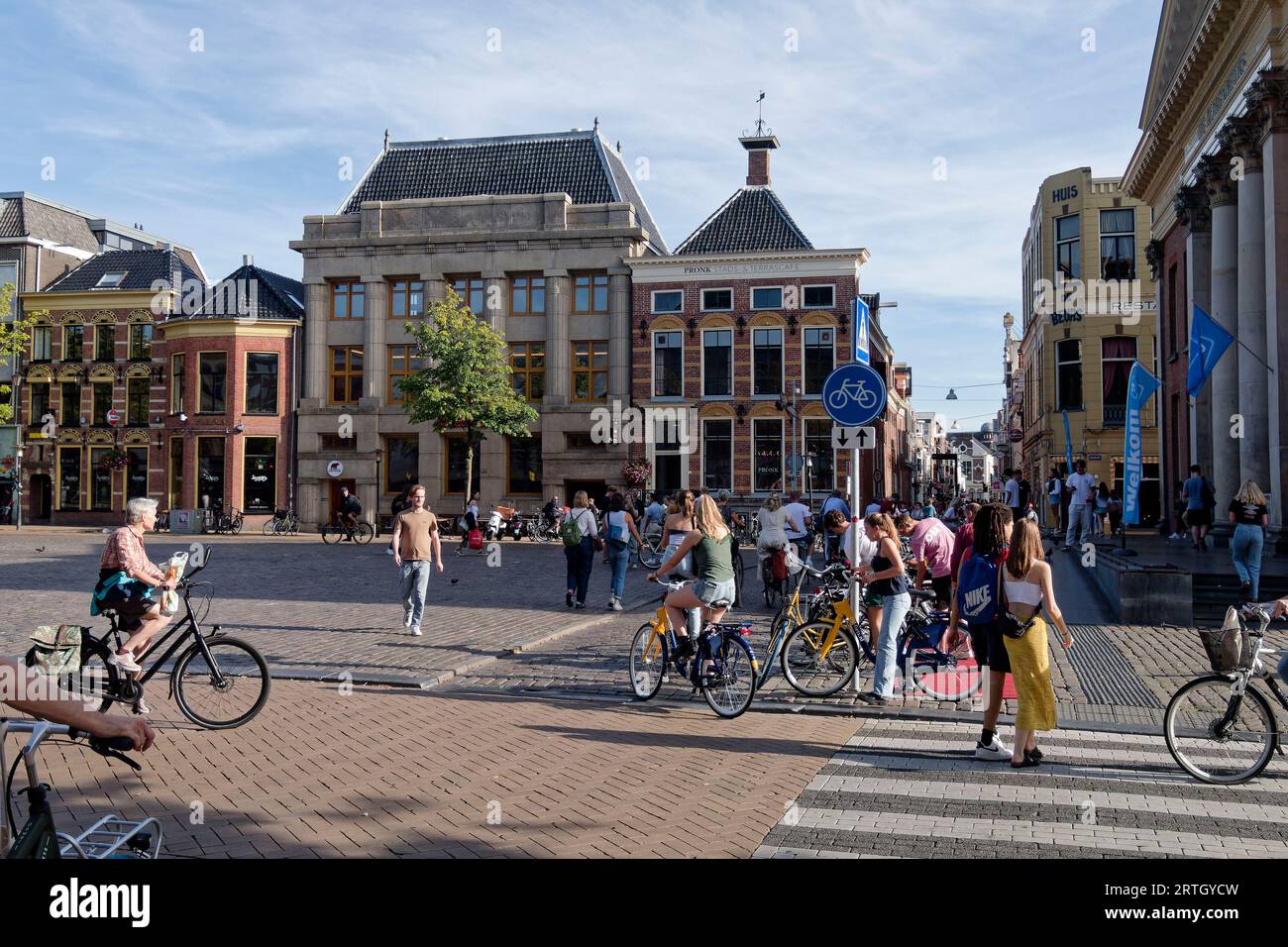 Radfahrer auf dem Vismarkt in Groningen, Provinz Groningen, Holland, Niederlande, Europa Stock Photo