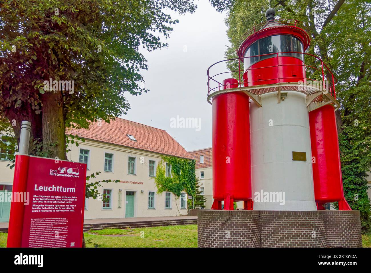 Leuchtturm vor Museum Fürstenwalde, Leuchtfeuer der Firma Julius Pintsch, Fürstenwalde Spree , Brandenburg, Deutschland Stock Photo