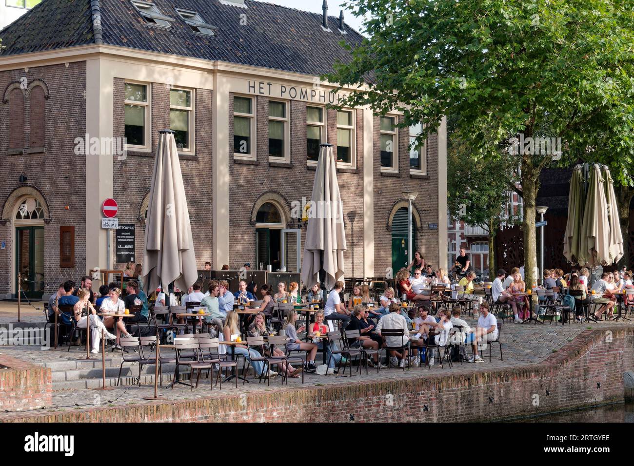Strassencafe an Gracht in Groningen, Provinz Groningen, Holland, Niederlande, Europa Stock Photo