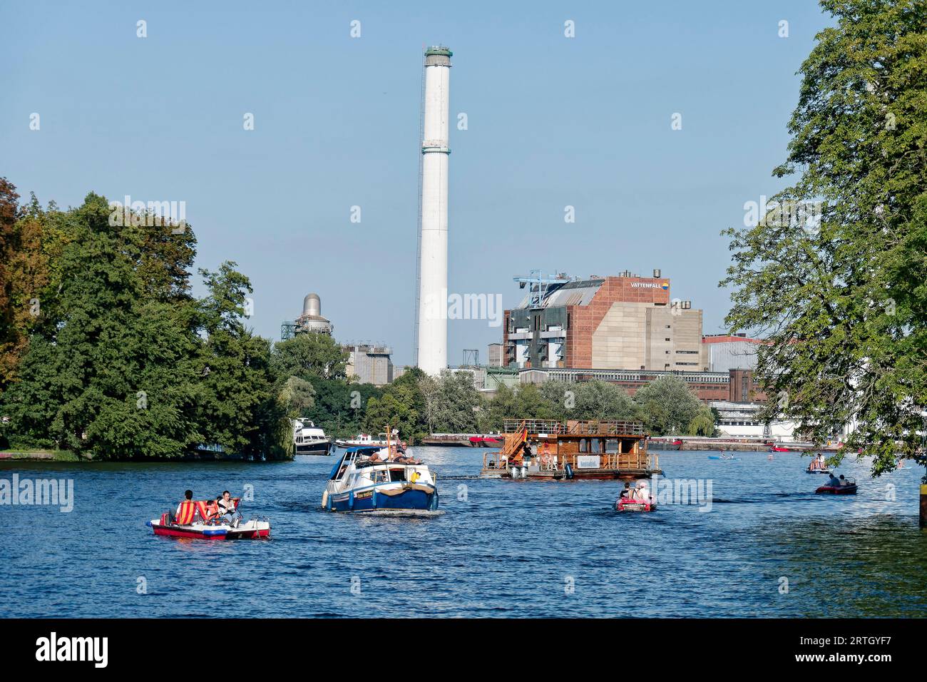 Boote auf der Spree, Insel der Jugend, Heizkraftwerk Klingenberg, Sommer, Berlin Stock Photo